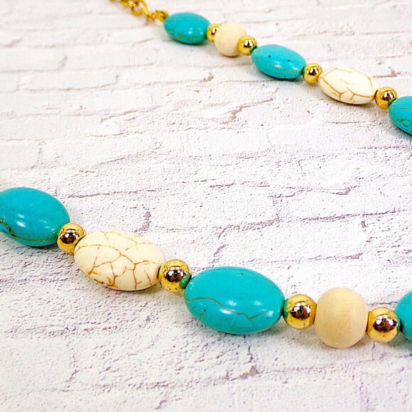 Turquoise and white stone bead necklace mixed with white wood and gold beads - Picture 5 of 12